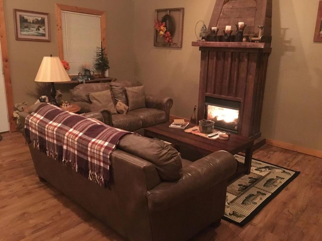 Gas Fireplace, Firepit, And Cedar Adirondack Chair Spencer Exterior foto