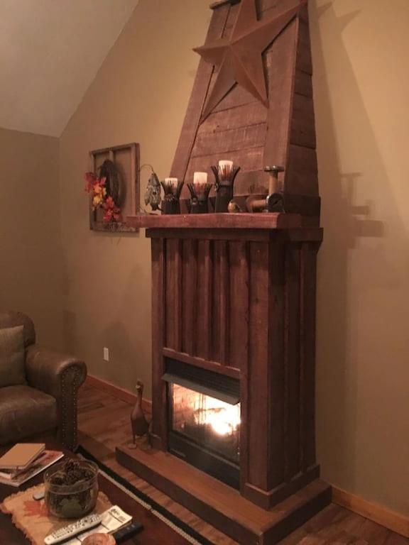Gas Fireplace, Firepit, And Cedar Adirondack Chair Spencer Exterior foto